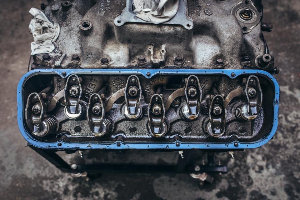 Detail rozebrané hlavy motoru při opravě